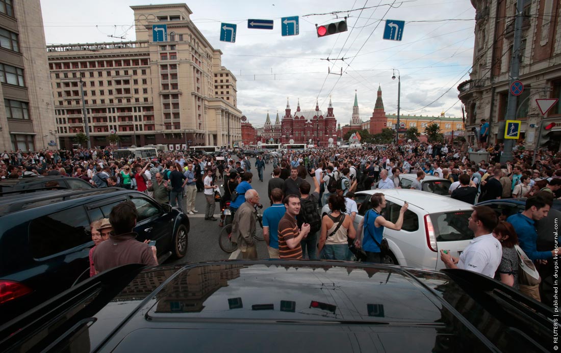 Сегодня на охотном. Митинг на Охотном ряду. Митинг Москва Охотный ряд. Толпа в центре Москвы. Манежная 18 июля 2013 РБК.