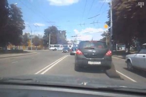 Policeman gets asphalt stuck to his car